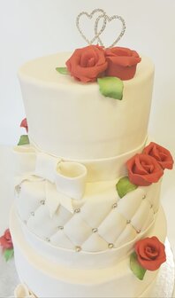 Bruidstaart met 3 lagen en rode rozen