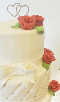 Bruidstaart met 3 lagen met rode rozen