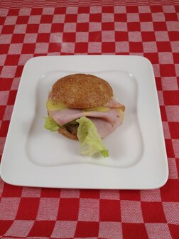 Minibol met sla, ham en honing-mosterdsaus