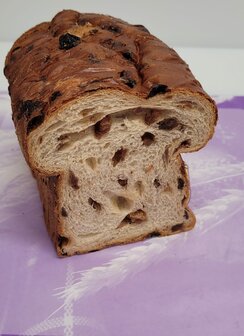 Rozijnenbrood half gesneden