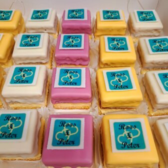 Petit-fours met foto of logo