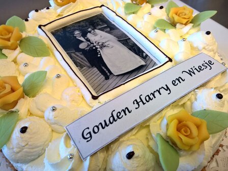 Bruidstaart van slagroom 50 jaar getrouwd
