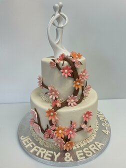 Bruidstaart met bloemen 