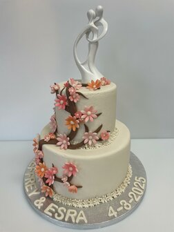 Bruidstaart met bloemen 