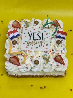 Slagroomtaart vierkant met YES geslaagd!