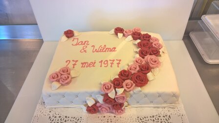 Bruidstaart 40 jaar getrouwd met rozenslinger