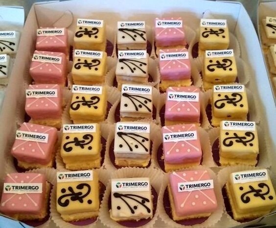 Petit-fours met logo