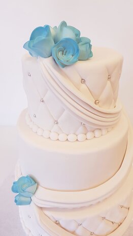 Bruidstaart met 3 lagen en blauwe rozen