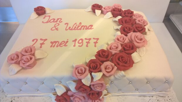 Bruidstaart 40 jaar getrouwd met rozenslinger