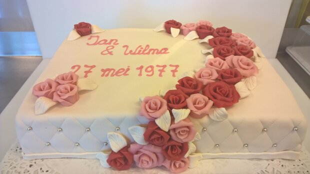 Bruidstaart 40 jaar getrouwd met rozenslinger