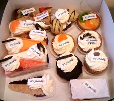 Gesorteerd gebak met foto of logo